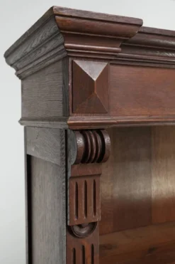 Bibliothèque en chêne néerlandais antique du début du 20e siècle avec des détails élégants.