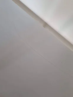 Bibliothèque en métal blanc