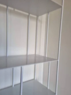 Bibliothèque en métal blanc