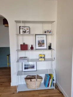 Bibliothèque en métal blanc
