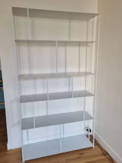 Bibliothèque en métal blanc