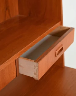 Bibliothèque en teck avec bureau, production scandinave, années 1960.