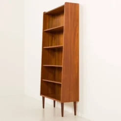 Bibliothèque en teck danois attribuée à Johannes Sorth, années 1960.