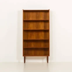 Bibliothèque en teck danois attribuée à Johannes Sorth, années 1960.