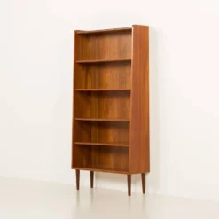 Bibliothèque en teck danois attribuée à Johannes Sorth, années 1960.