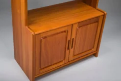 Bibliothèque en teck danois avec armoire de Dyrlund, années 1970.