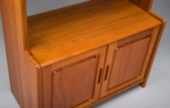 Bibliothèque en teck danois avec armoire de Dyrlund, années 1970.