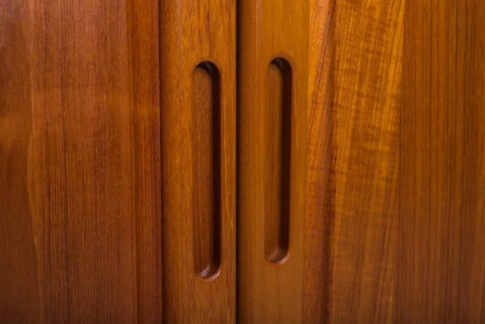 Bibliothèque en teck danois avec armoire de Dyrlund, années 1970.
