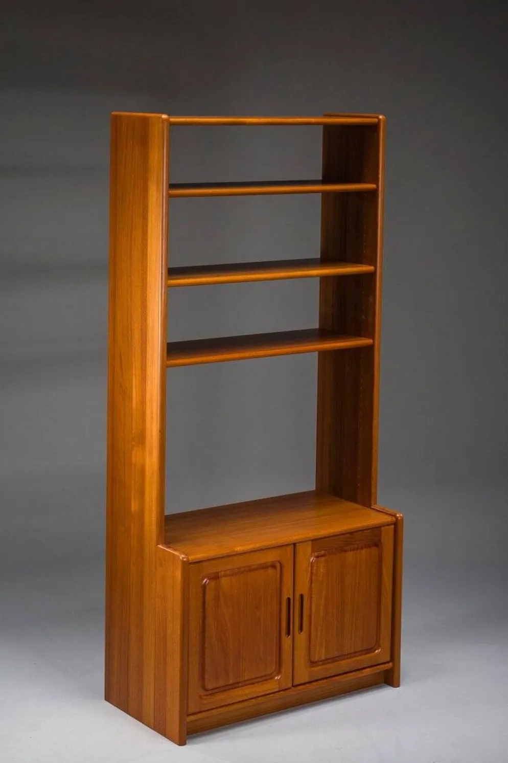 Bibliothèque en teck danois avec armoire de Dyrlund, années 1970.