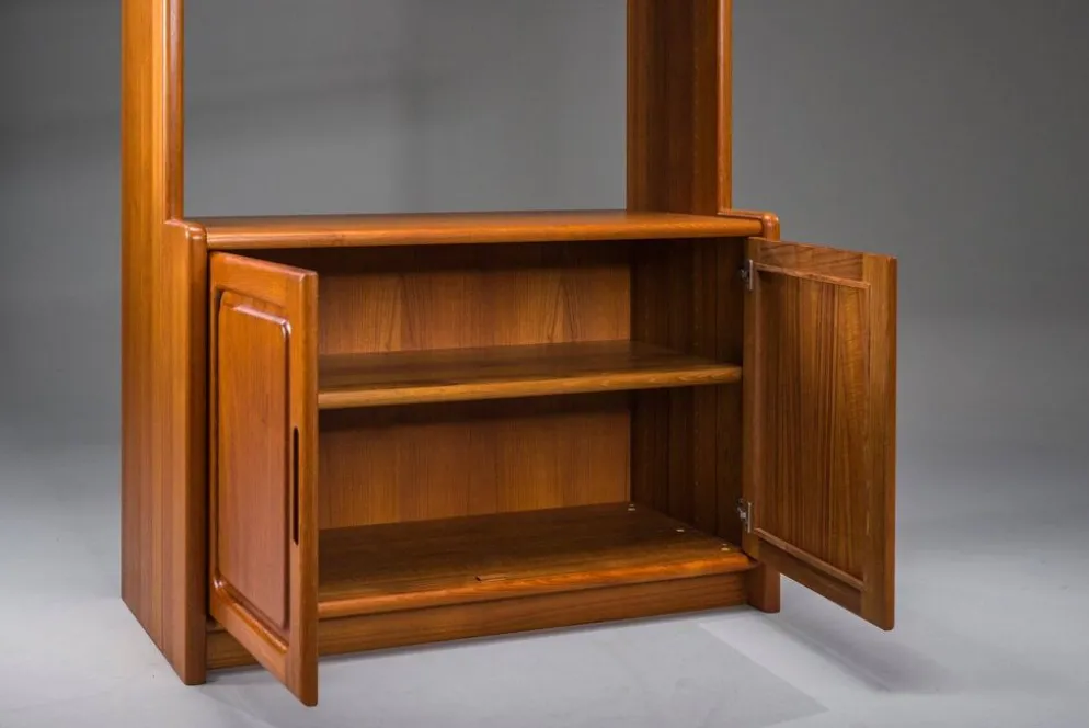 Bibliothèque en teck danois avec armoire de Dyrlund, années 1970.