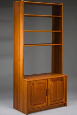 Bibliothèque en teck danois avec armoire de Dyrlund, années 1970.