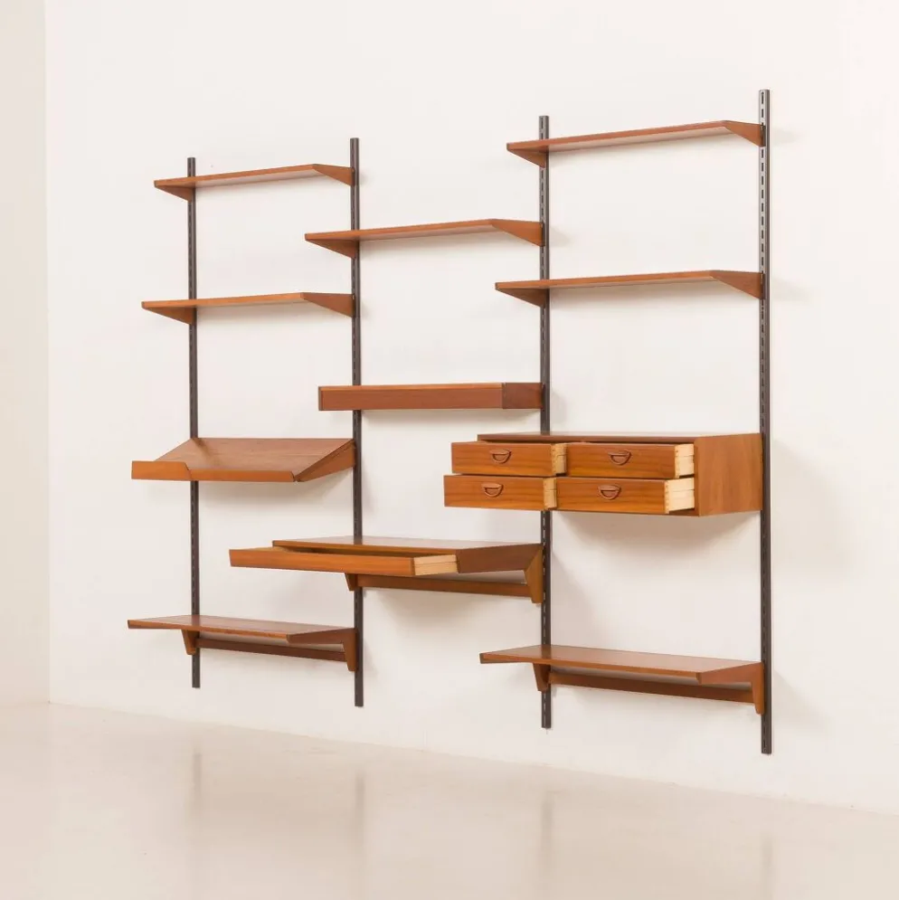 Bibliothèque en teck de Kai Kristiansen avec un bureau et une lampe, FM Mobler, années 1960.