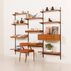 Bibliothèque en teck de Kai Kristiansen avec un bureau et une lampe, FM Mobler, années 1960.