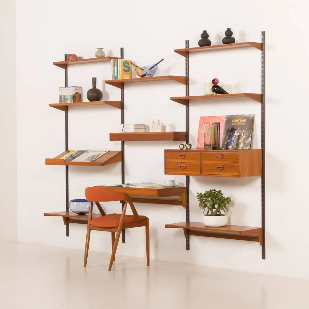 Bibliothèque en teck de Kai Kristiansen avec un bureau et une lampe, FM Mobler, années 1960.