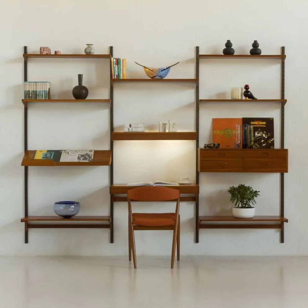 Bibliothèque en teck de Kai Kristiansen avec un bureau et une lampe, FM Mobler, années 1960.