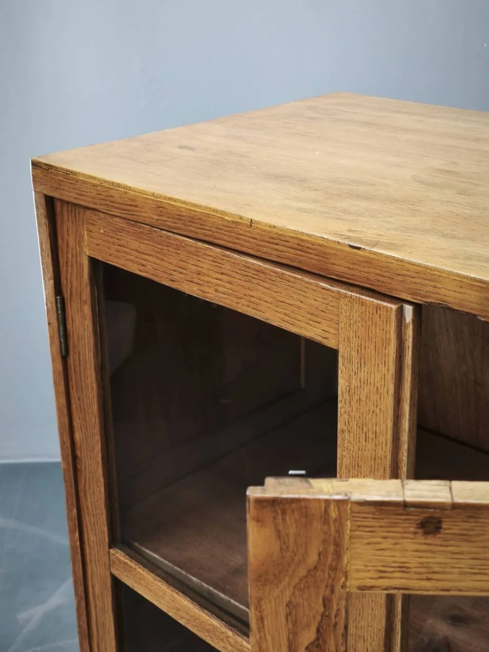 Bibliothèque en verre en chêne tchèque des années 1930 d'une usine Baťa