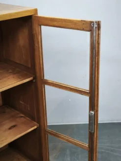 Bibliothèque en verre en chêne tchèque des années 1930 d'une usine Baťa