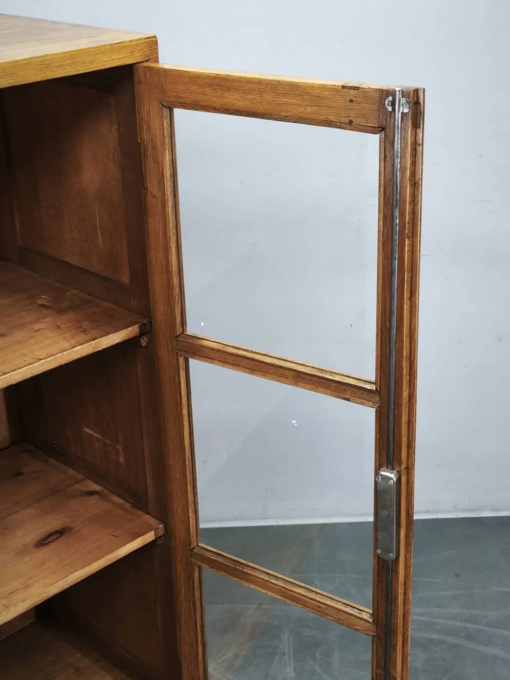 Bibliothèque en verre en chêne tchèque des années 1930 d'une usine Baťa