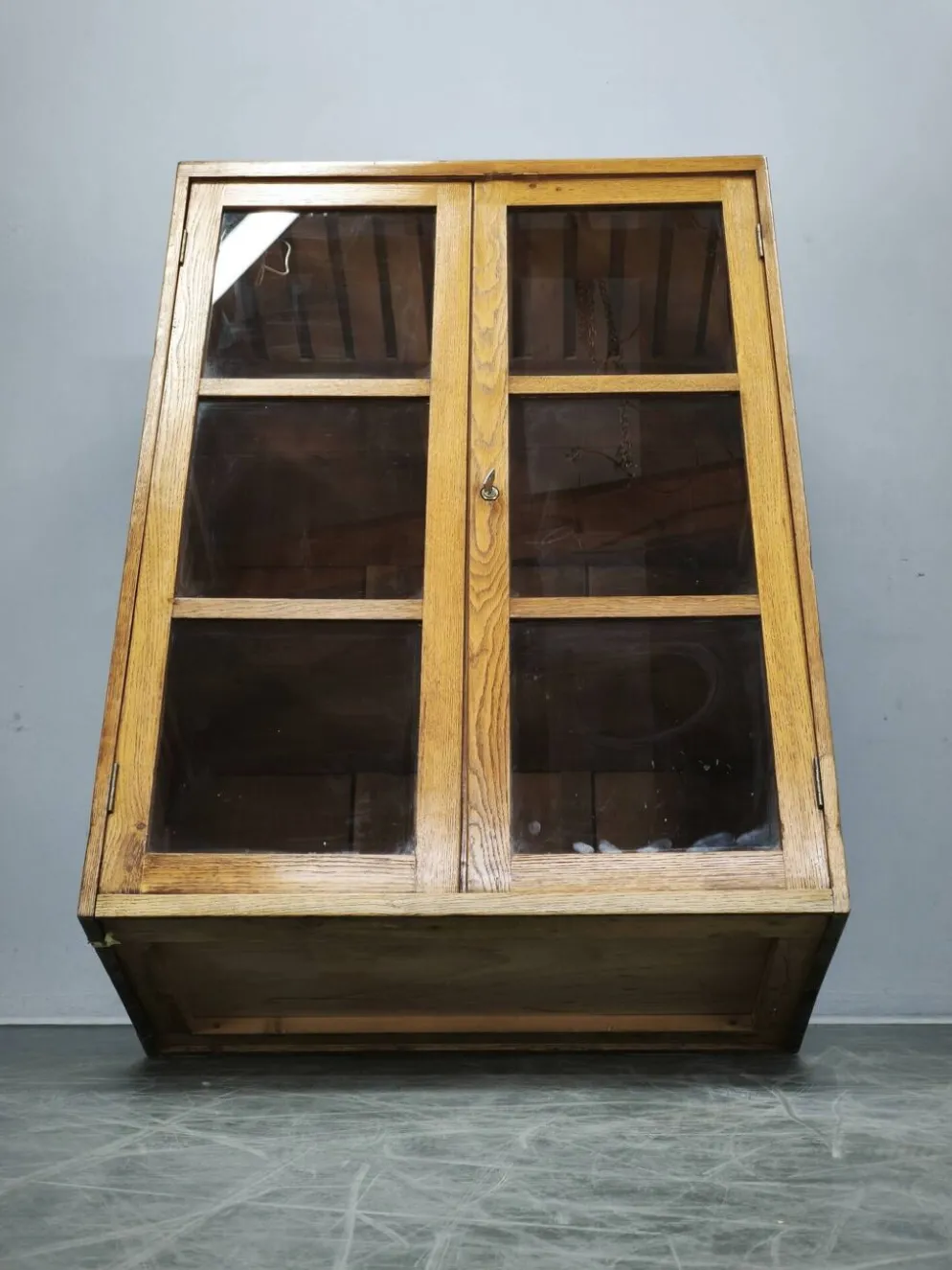 Bibliothèque en verre en chêne tchèque des années 1930 d'une usine Baťa
