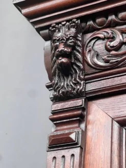 Bibliothèque et buffet de style Renaissance antique. Belles sculptures. Chêne massif. France. XIXe siècle.