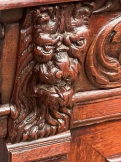 Bibliothèque et buffet de style Renaissance antique. Belles sculptures. Chêne massif. France. XIXe siècle.