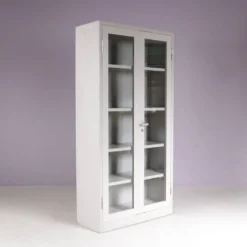 Bibliothèque industrielle des années 1960 en métal gris avec des portes en verre.