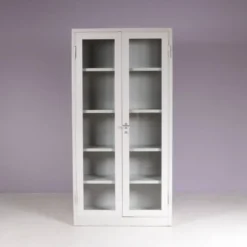 Bibliothèque industrielle des années 1960 en métal gris avec des portes en verre.