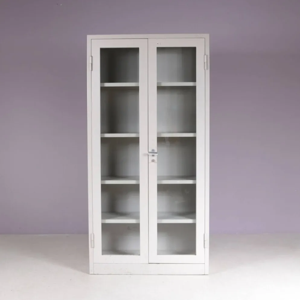 Bibliothèque industrielle des années 1960 en métal gris avec des portes en verre.