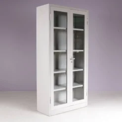 Bibliothèque industrielle des années 1960 en métal gris avec des portes en verre.