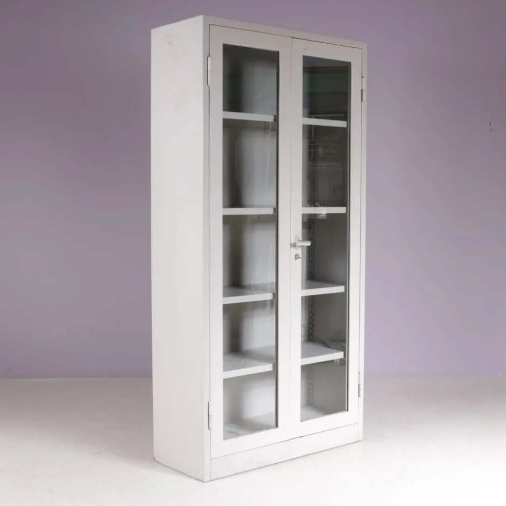 Bibliothèque industrielle des années 1960 en métal gris avec des portes en verre.