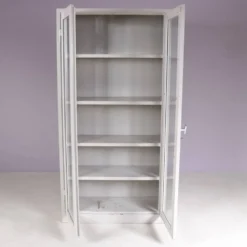 Bibliothèque industrielle des années 1960 en métal gris avec des portes en verre.