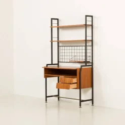 Bibliothèque italienne des années 70 avec un bureau.