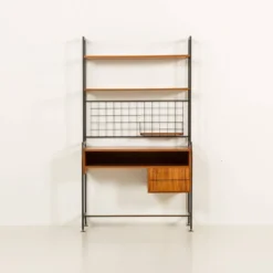 Bibliothèque italienne des années 70 avec un bureau.