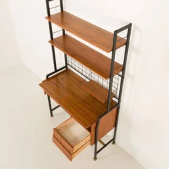Bibliothèque italienne des années 70 avec un bureau.
