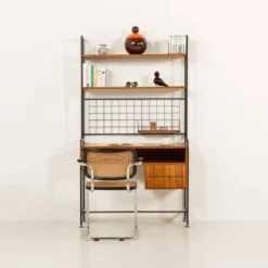 Bibliothèque italienne des années 70 avec un bureau.