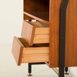 Bibliothèque italienne des années 70 avec un bureau.