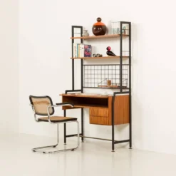 Bibliothèque italienne des années 70 avec un bureau.