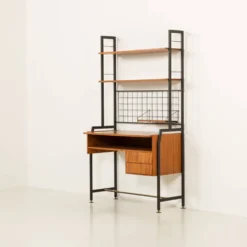 Bibliothèque italienne des années 70 avec un bureau.