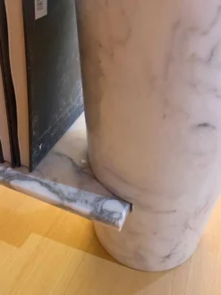 Bibliothèque Loico par Angelo Mangiarotti en marbre blanc de Carrare, milieu du XXe siècle italien.