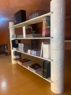 Bibliothèque Loico par Angelo Mangiarotti en marbre blanc de Carrare, milieu du XXe siècle italien.