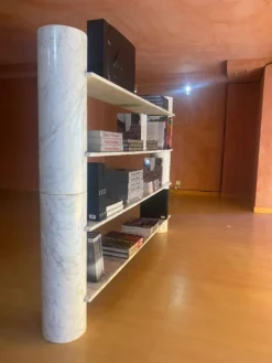 Bibliothèque Loico par Angelo Mangiarotti en marbre blanc de Carrare, milieu du XXe siècle italien.