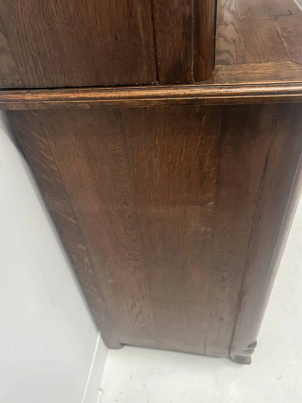 Bibliothèque murale en deux corps de style Louis XV en chêne massif XX sièc