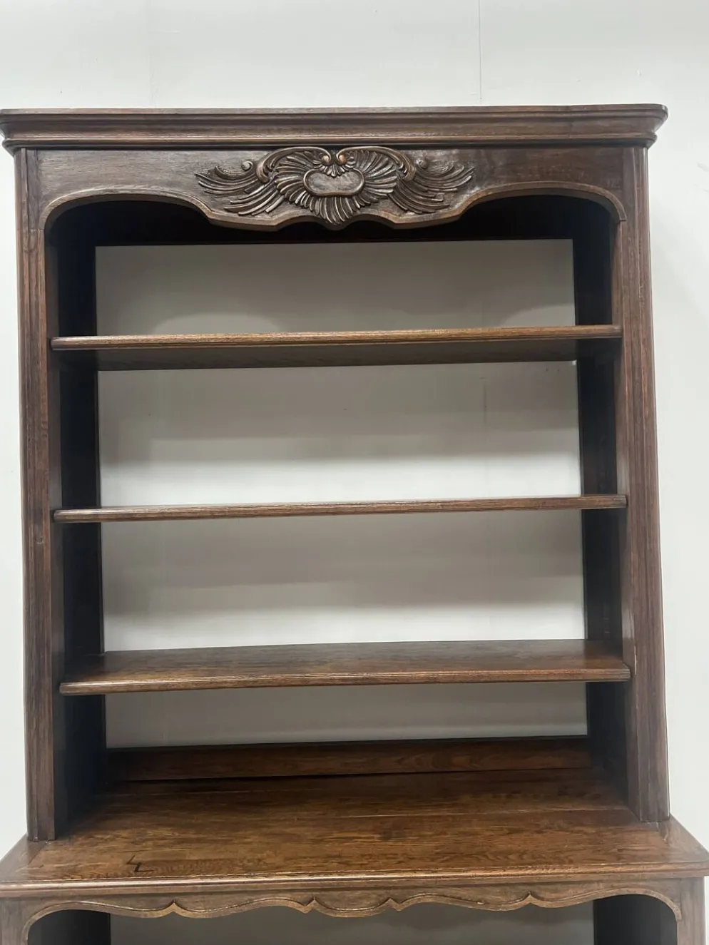 Bibliothèque murale en deux corps de style Louis XV en chêne massif XX sièc