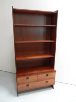 Bibliothèque ouverte de milieu de siècle avec tiroirs