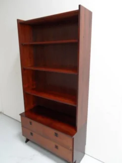 Bibliothèque ouverte de milieu de siècle avec tiroirs