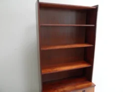 Bibliothèque ouverte de milieu de siècle avec tiroirs