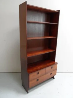 Bibliothèque ouverte de milieu de siècle avec tiroirs