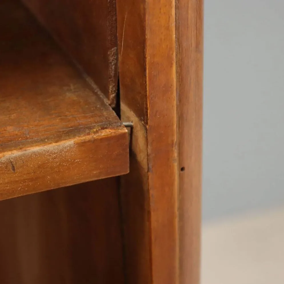 Bibliothèque ouverte en noyer avec balustrade - Italie XXe siècle