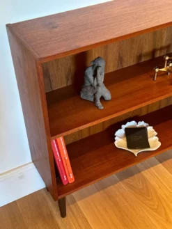Bibliothèque scandinave basse vintage en teck « Ellen »