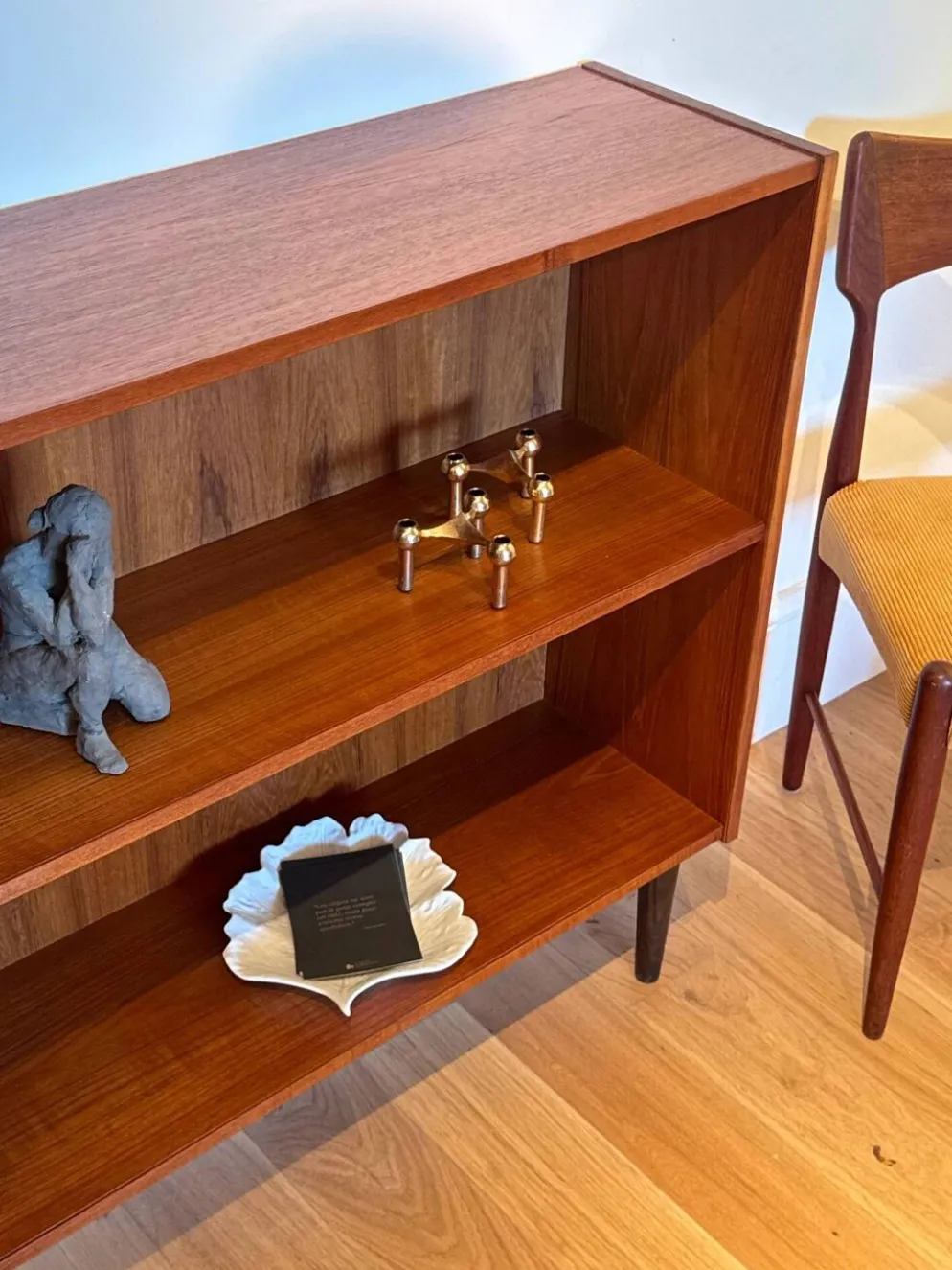 Bibliothèque scandinave basse vintage en teck « Ellen »